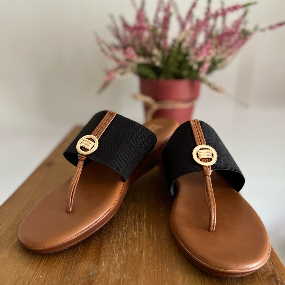 *NEW* never worn Lauren Blackwell Black and Tan slide Sandals. Size 7